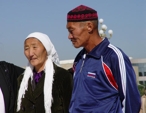 CLICK ON PHOTO FOR ENLARGEMENT - Sükhbaatar Square tourists