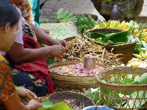 Banana and Bean Vendors in Nyaungshwe - CLICK FOR FULL-SIZE PHOTO